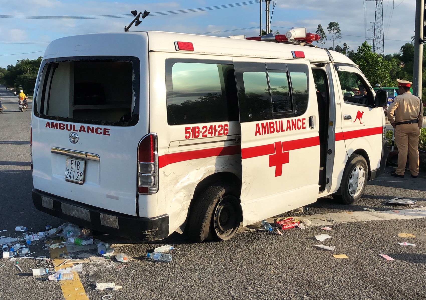 Xe cấp cứu va chạm với ôtô ở Đà Nẵng ảnh 2 Xe cap cuu va cham voi oto o Da Nang anh 2