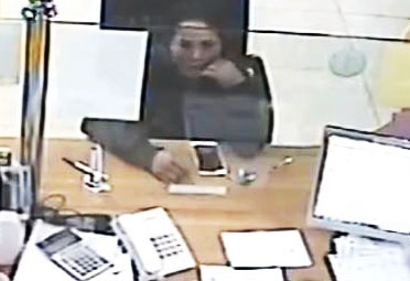 Truy tim nguoi phu nu trom iPhone de quen o ngan hang hinh anh