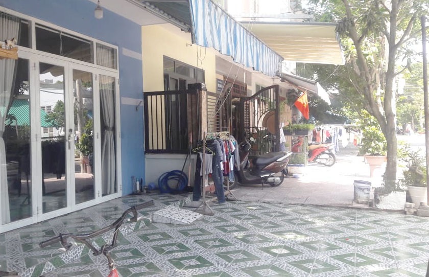 Nguoi phu nu o Da Nang tam xang len nguoi roi tu thieu hinh anh