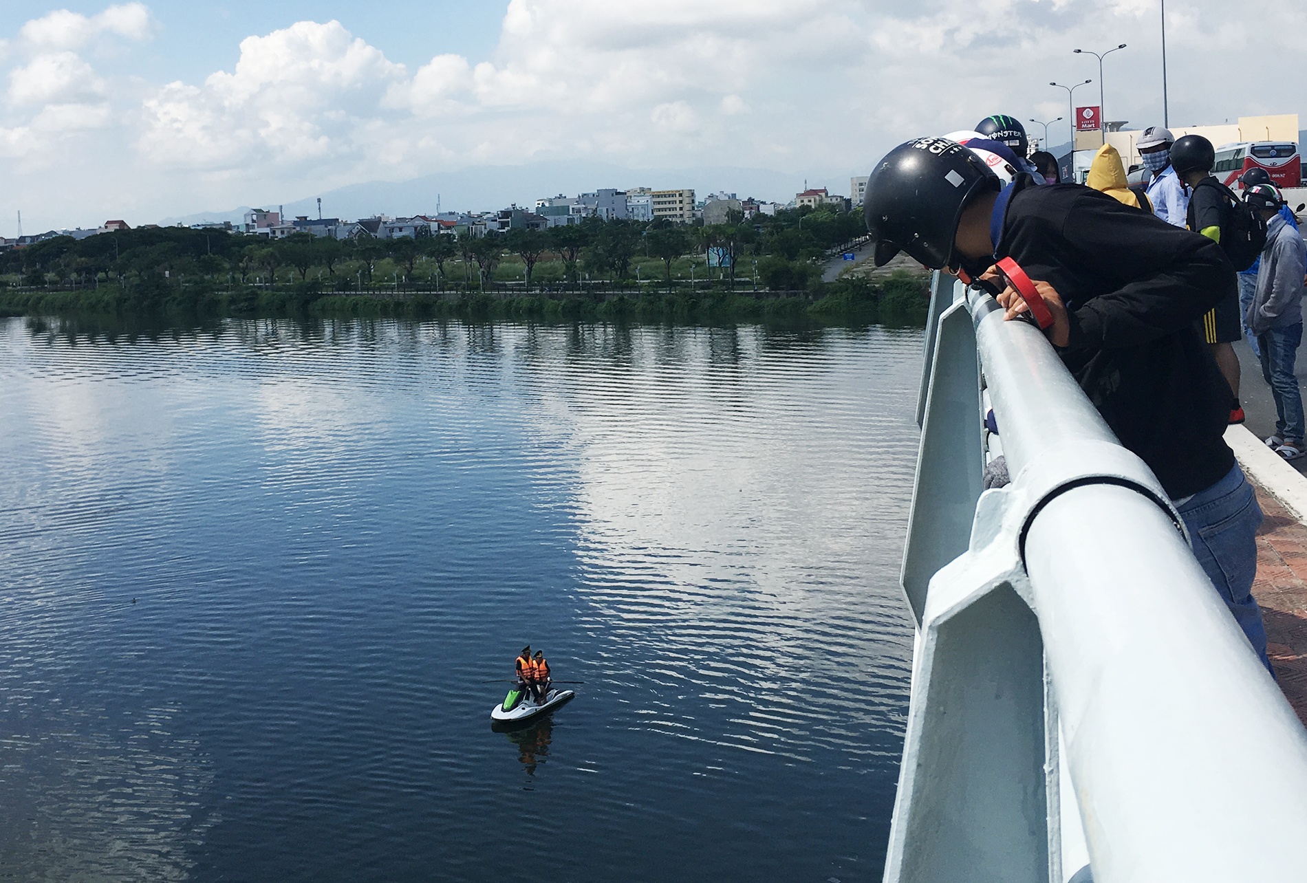 9X nhay cau sau khi noi chuyen dien thoai voi ban gai hinh anh