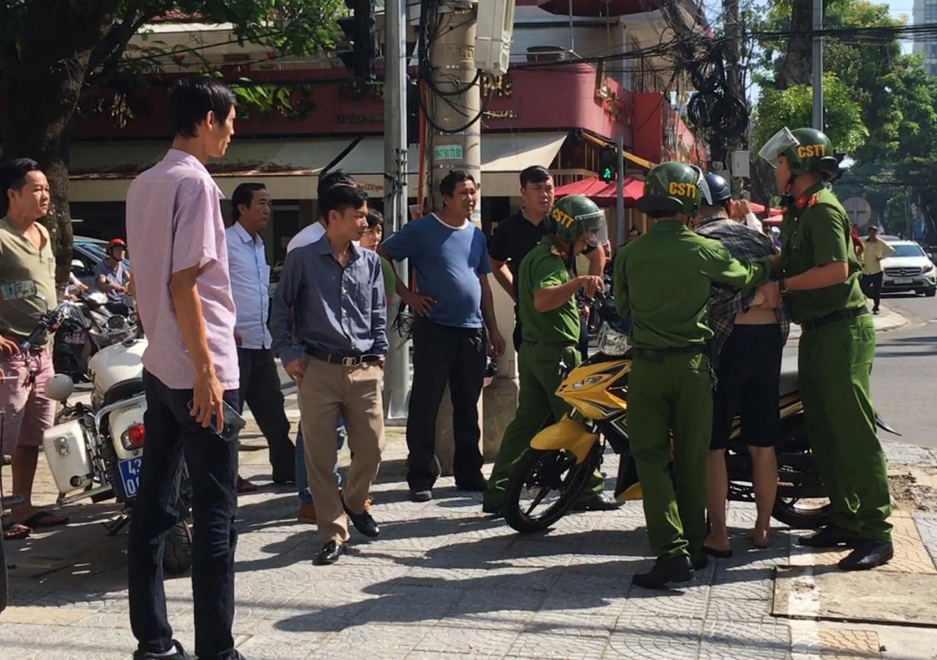 Thanh niên lái xe máy vượt đèn đỏ ảnh 1 Thanh nien lai xe may vuot den do anh 1