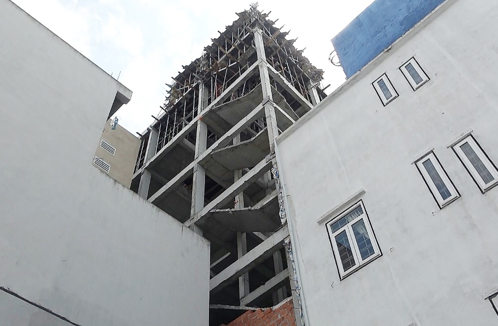 Nam công nhân rơi từ tầng cao xuống đất ảnh 2 Nam cong nhan roi tu tang cao xuong dat anh 2