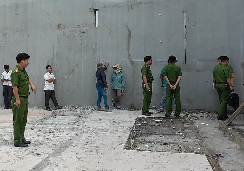 Nam công nhân rơi từ tầng cao xuống đất ảnh 1 Nam cong nhan roi tu tang cao xuong dat anh 1