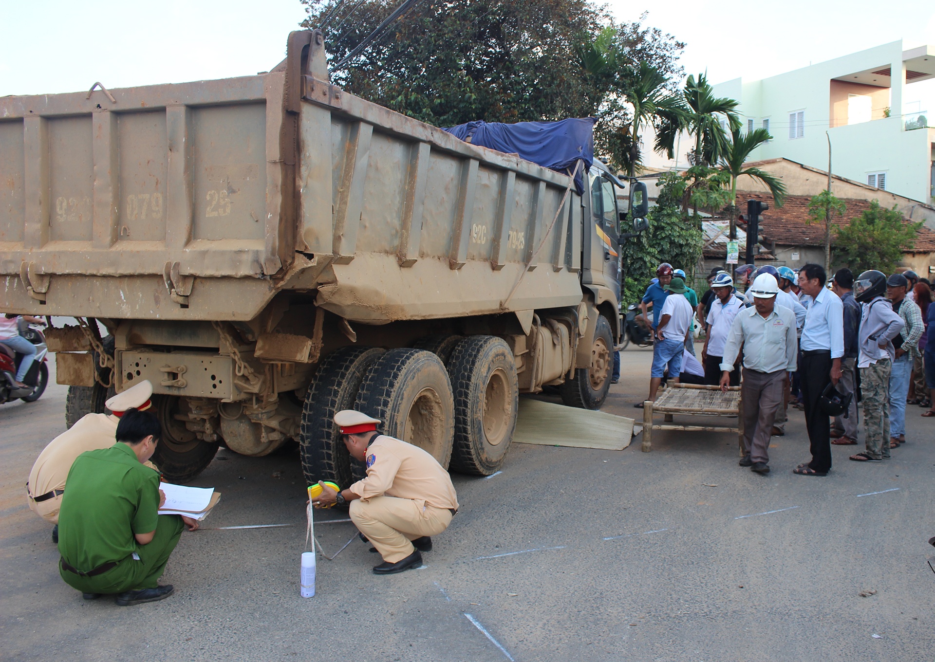 Nguoi phu nu tu vong sau va cham voi oto tai tren quoc lo hinh anh