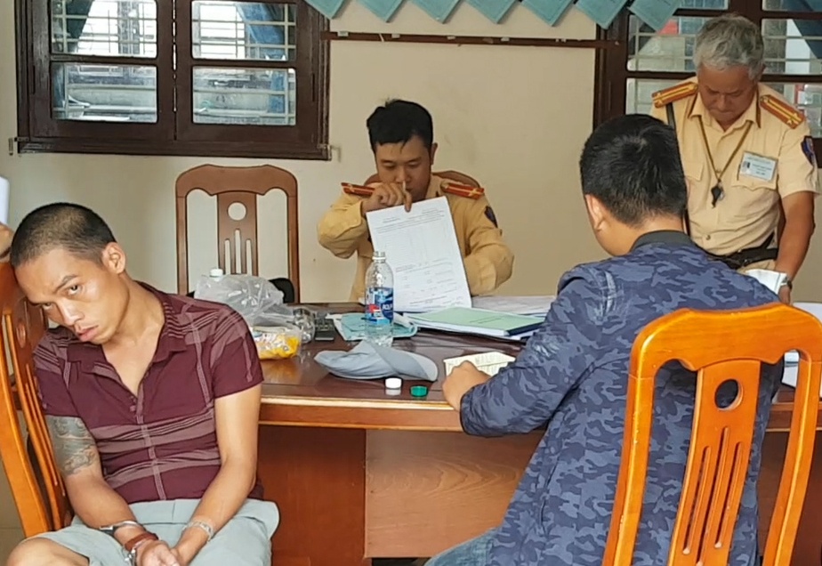 Thanh nien trom xe khach anh 1