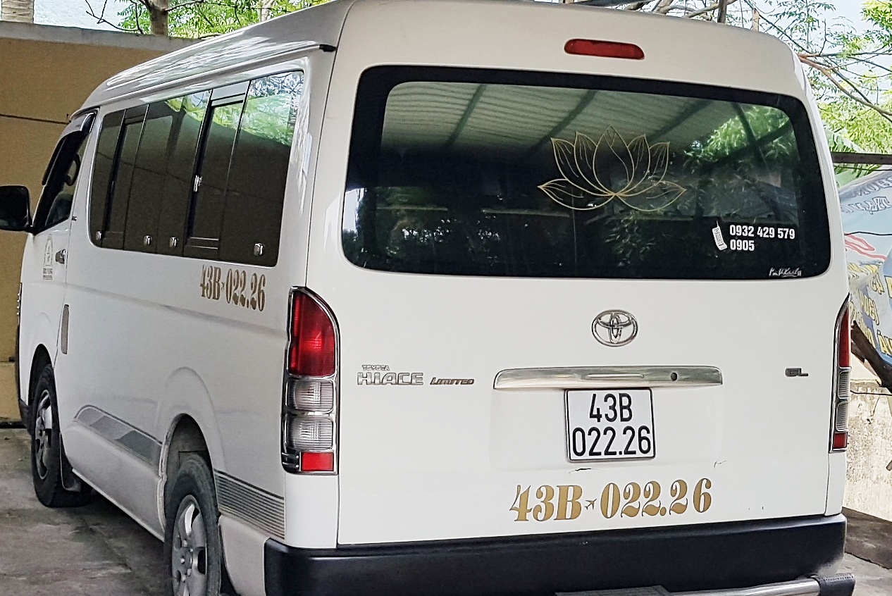 Thanh nien trom xe khach bo chay hinh anh