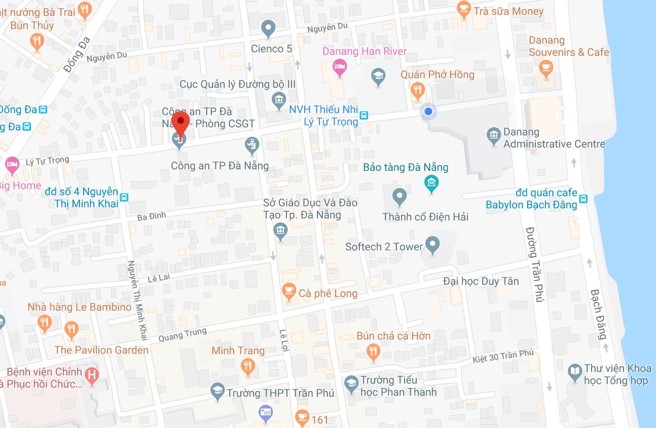 Nguoi dan ong dap pha oto o Da Nang anh 3