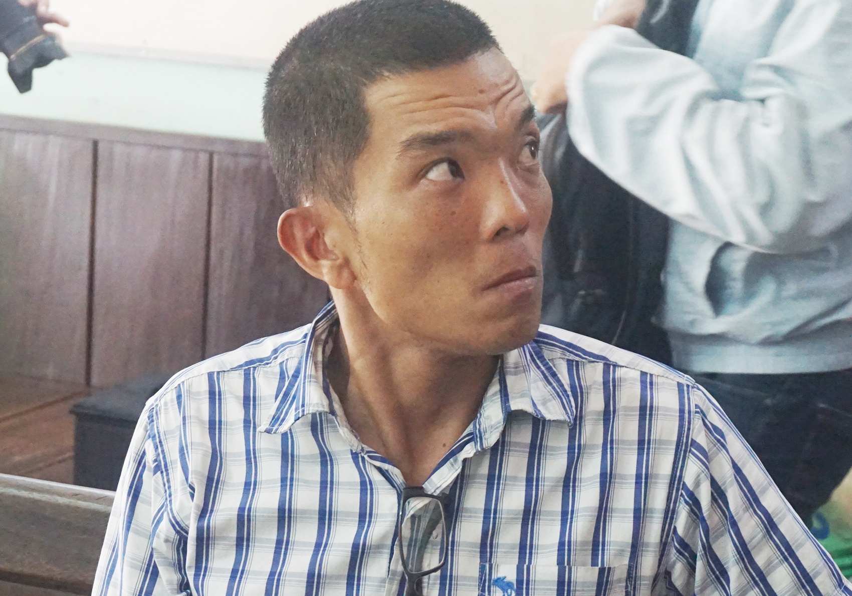Người đàn ông đập phá ôtô ở Đà Nẵng ảnh 1 Nguoi dan ong dap pha oto o Da Nang anh 1