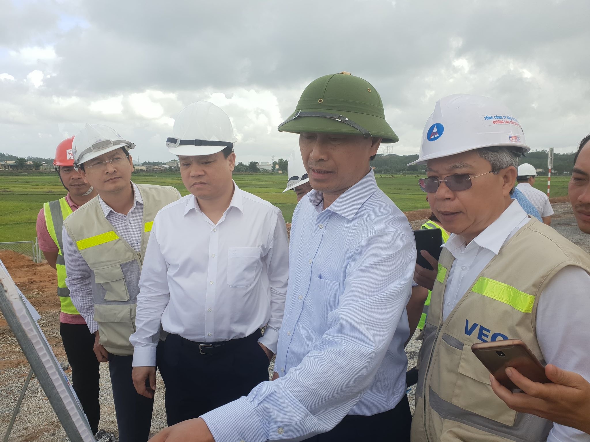 Bo GTVT yeu cau VEC xu ly dut diem hu hong tren cao toc 34.500 ty hinh anh