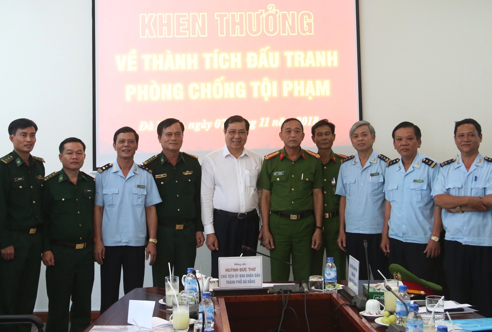 Chủ tịch Đà Nẵng khen thưởng vụ bắt ngà voi nhập lậu ảnh 1 Chu tich Da Nang khen thuong vu bat nga voi nhap lau anh 1