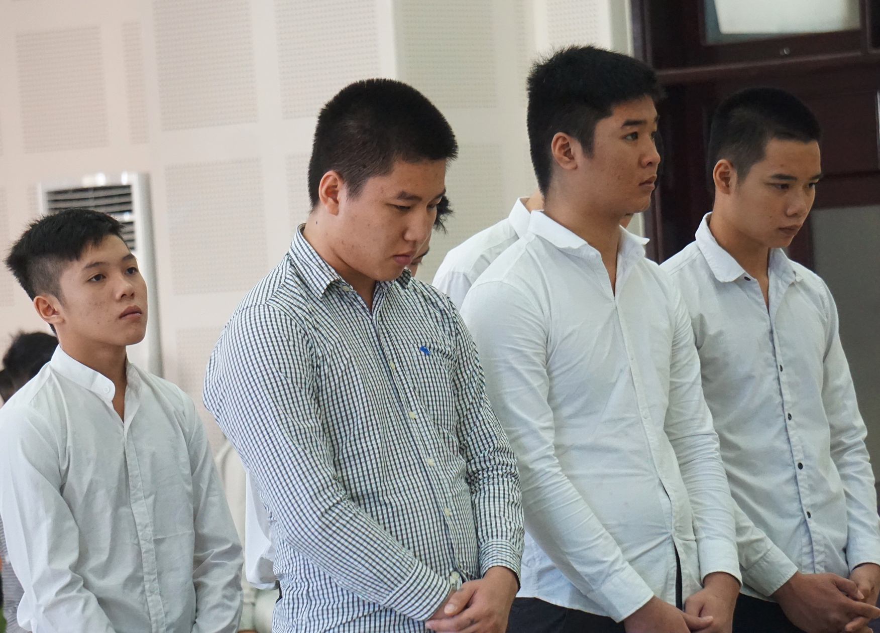 Chem nguoi vi mau thuan tren Facebook hinh anh