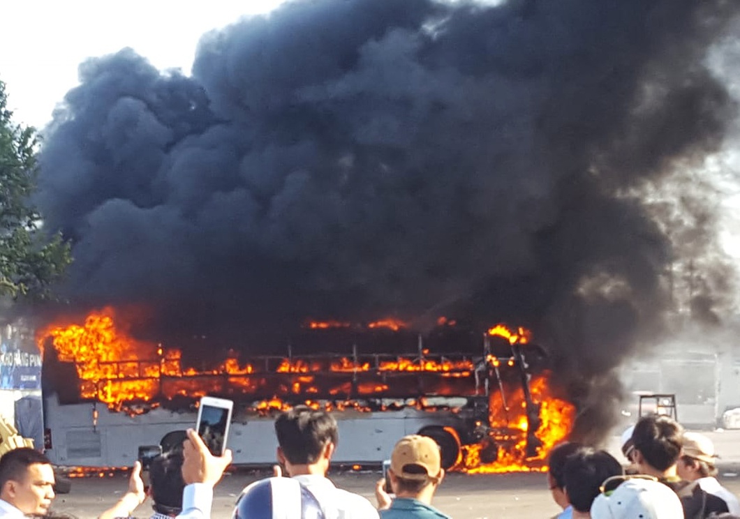 2 oto khach dau trong ben xe bong nhien boc chay du doi hinh anh