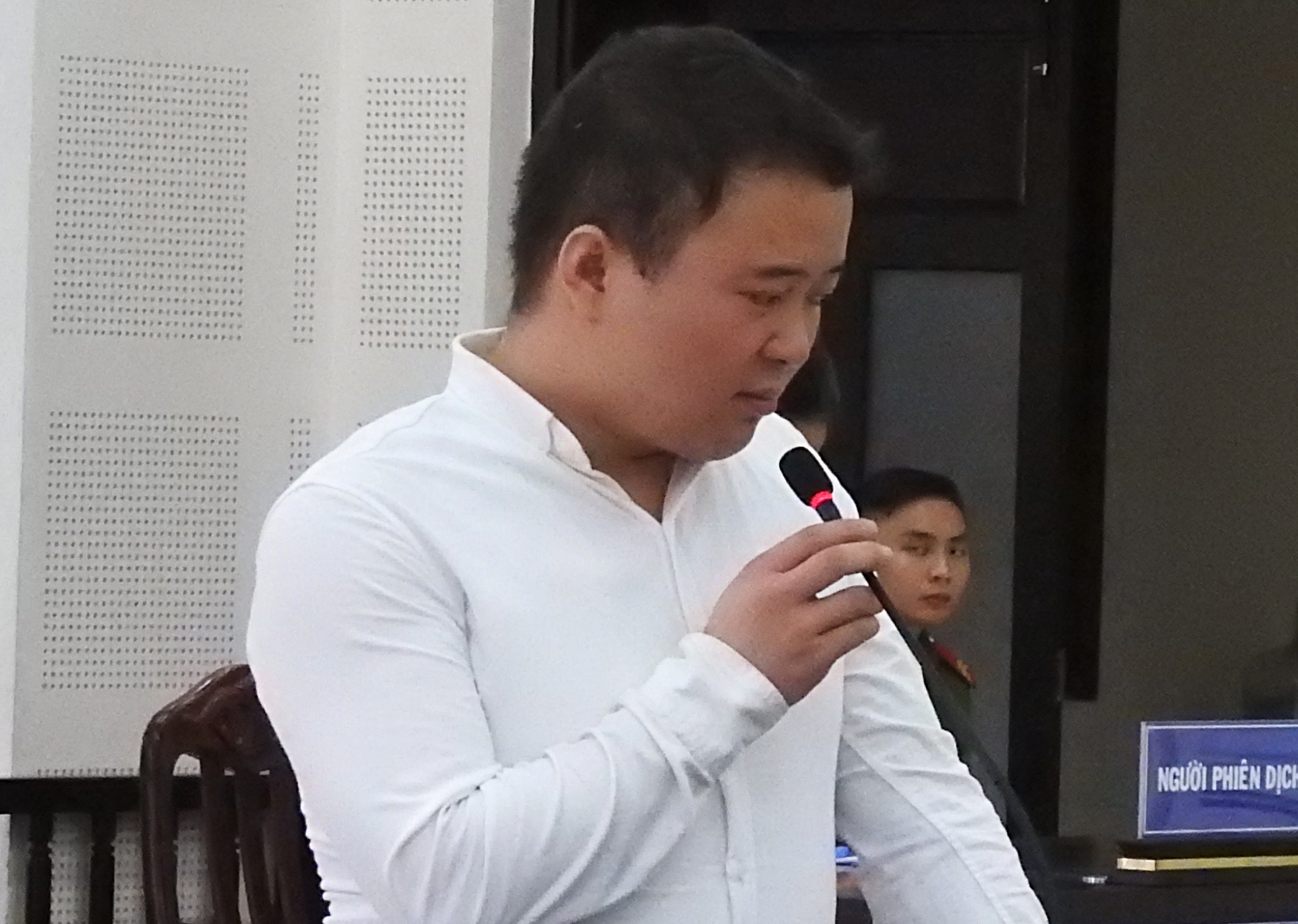 Nguoi dan ong Trung Quoc thuc hien hang loat vu trom o san bay linh an hinh anh