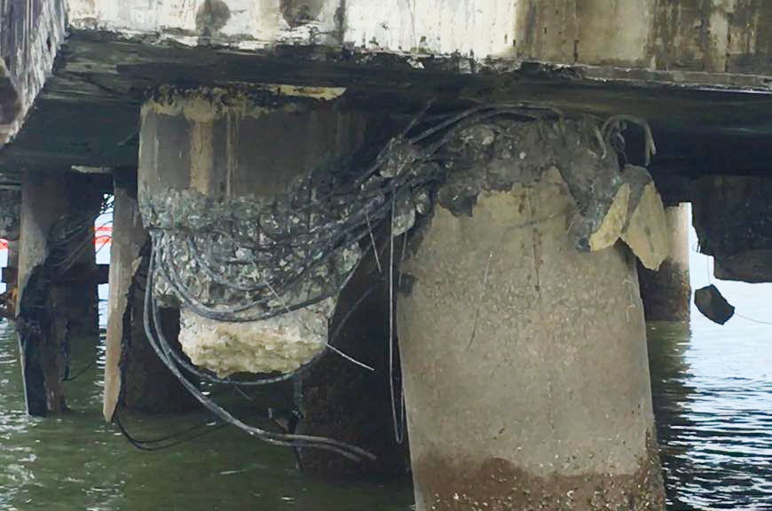 Tau cho xang dau dam gay tru cau cang tiep lieu o Da Nang hinh anh