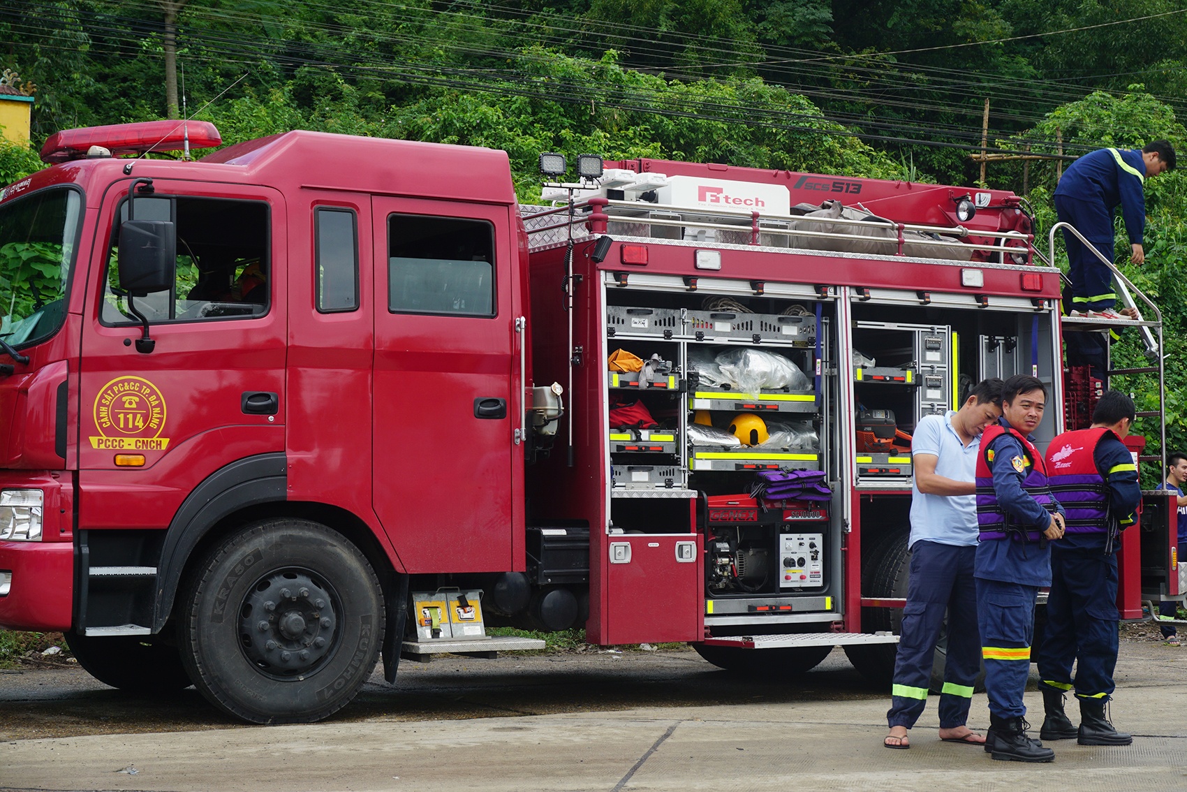 Hang chuc chien si khac phuc su co tau dam cau cang tiep lieu hinh anh
