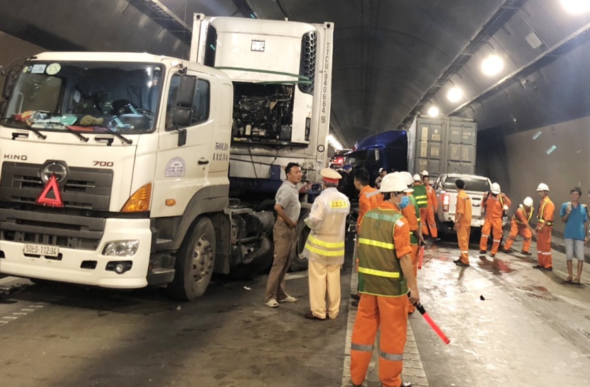 2 xe dau keo container huc nhau trong ham Hai Van, giao thong te liet hinh anh