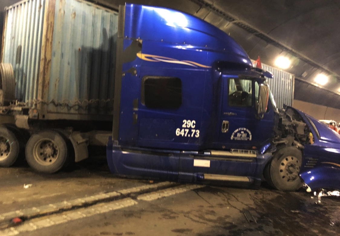 Canh 2 xe dau keo container tong nhau trong ham Hai Van hinh anh