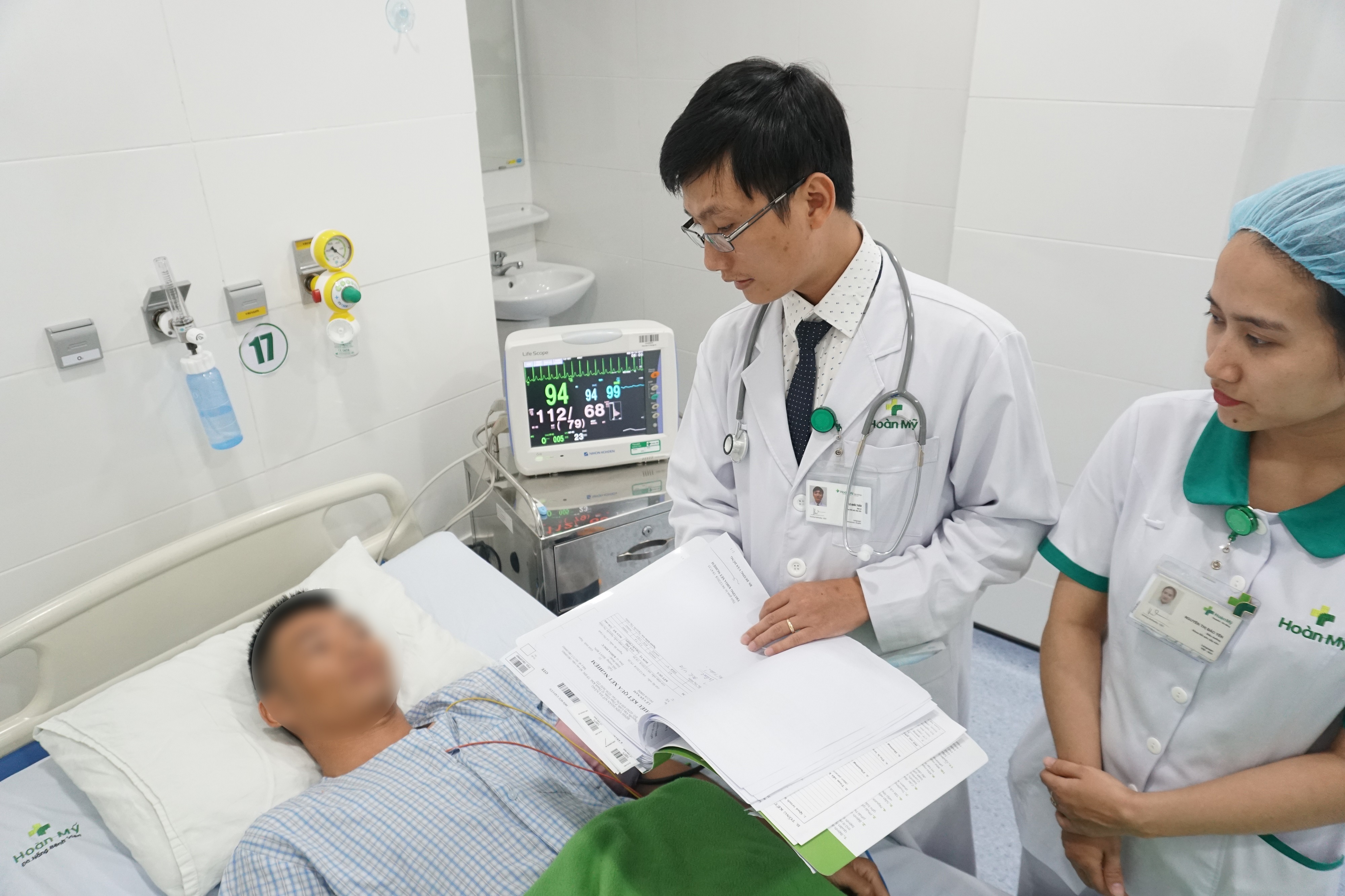 Nam benh nhan bi ngo doc thuoc me anh 1