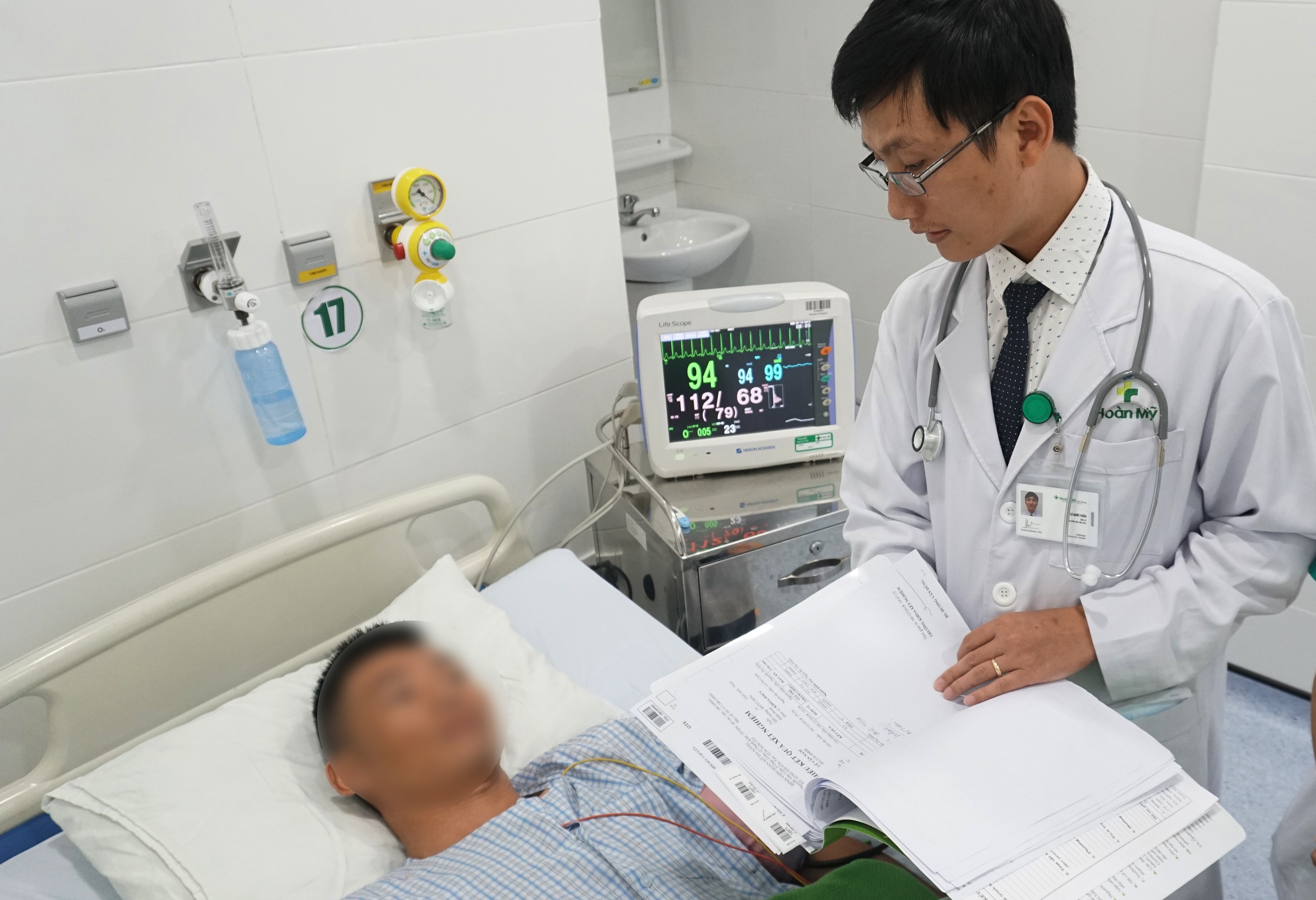 Mo boc u tai phong kham tu, nam benh nhan bi ngo doc thuoc gay te hinh anh