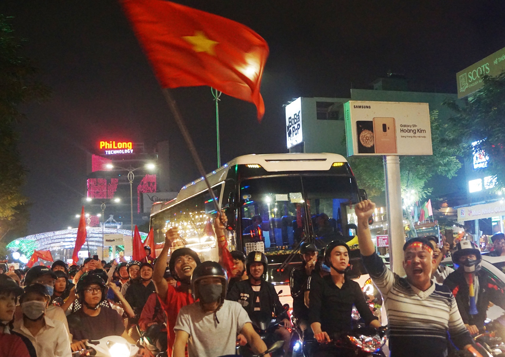 Cau Rong ket cung nguoi mung chien thang cua tuyen Viet Nam hinh anh