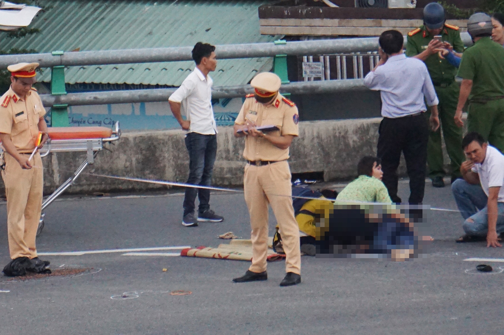 Nguoi phu nu bi xe tai keo le o cau vuot Nga Ba Hue hinh anh