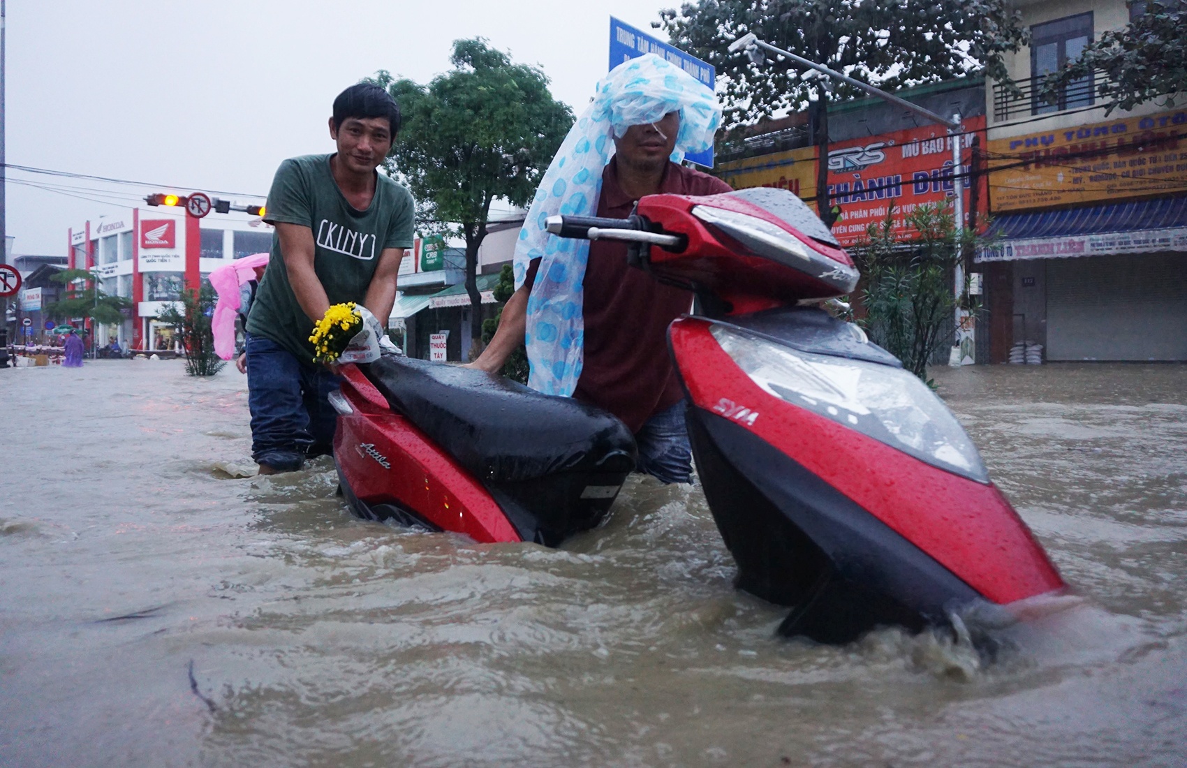 Hang loat dia phuong cho hoc sinh nghi hoc do mua lu hinh anh