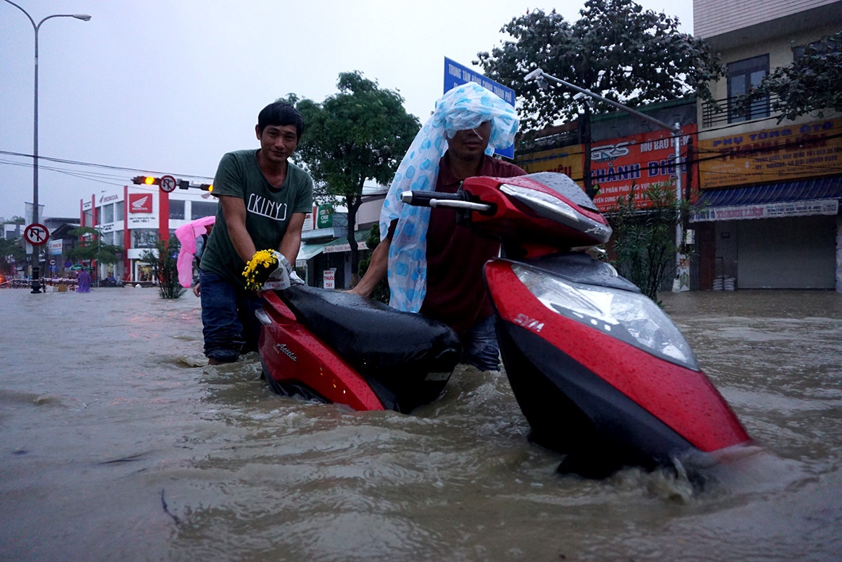 Mưa lũ học sinh Đà Nẵng được nghỉ học ảnh 2 Mua lu hoc sinh Da Nang duoc nghi hoc anh 2