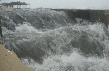 Dong nuoc den ngom o at chay ra bien Da Nang hinh anh