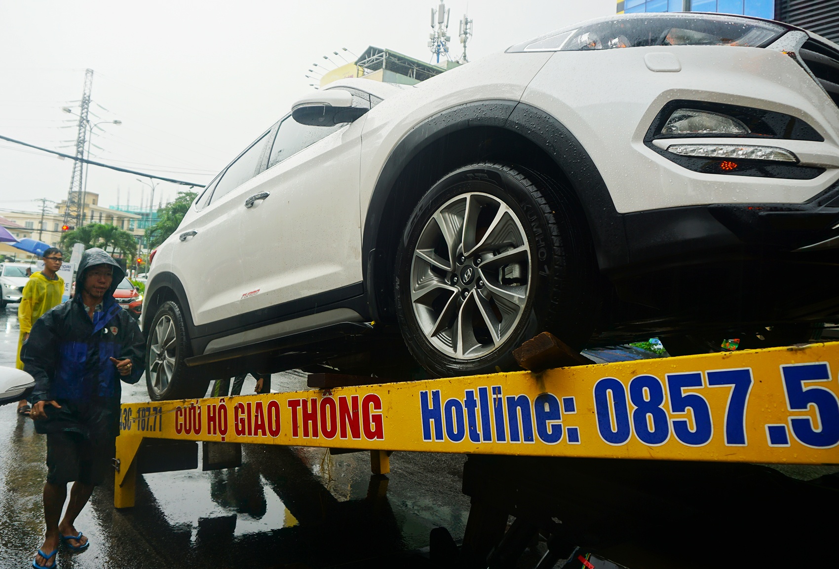 Sau lu o Da Nang, oto xe may xep hang dai truoc gara cho sua hinh anh