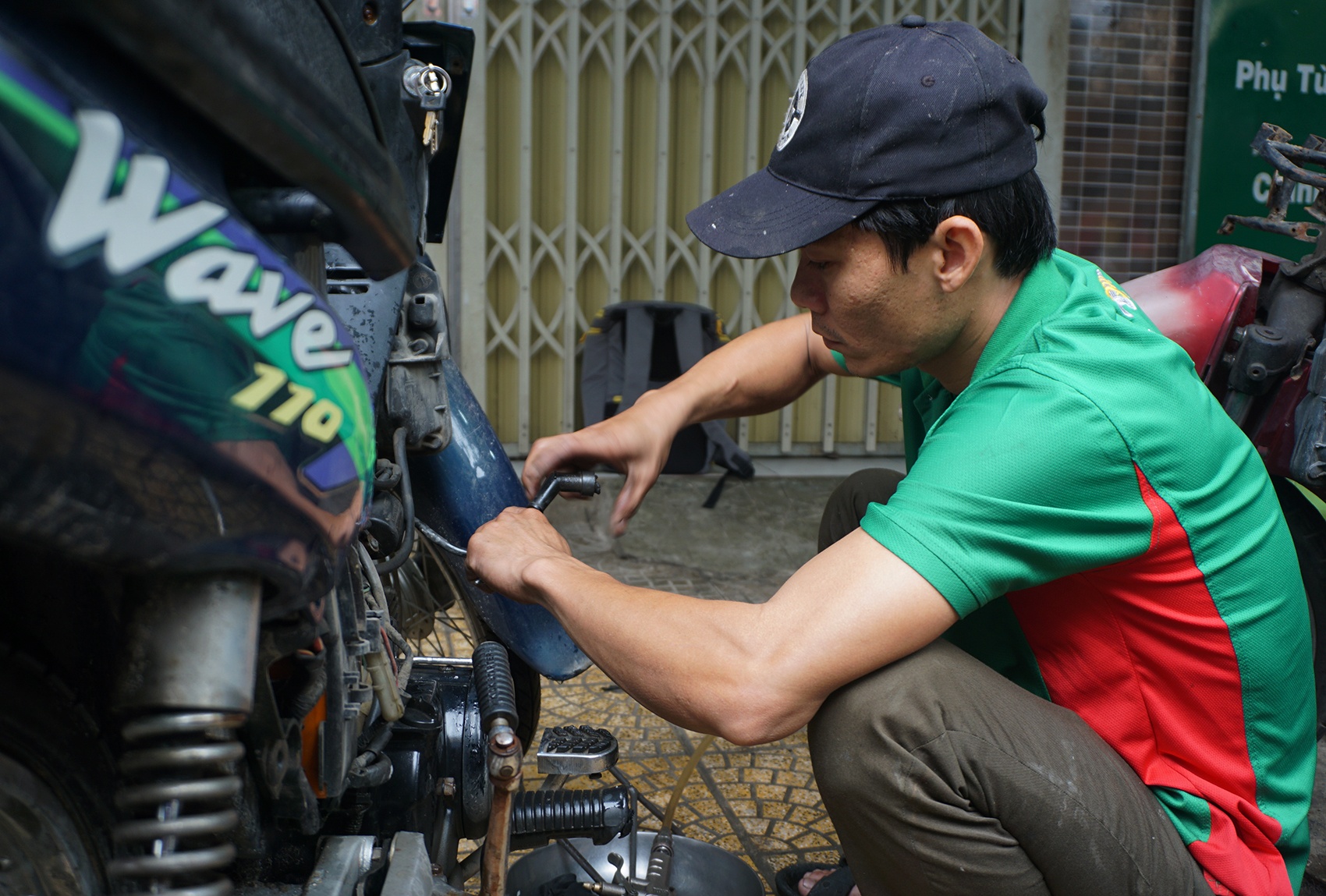 Anh tho o Da Nang sua mien phi xe bi hong do ngap nuoc hinh anh