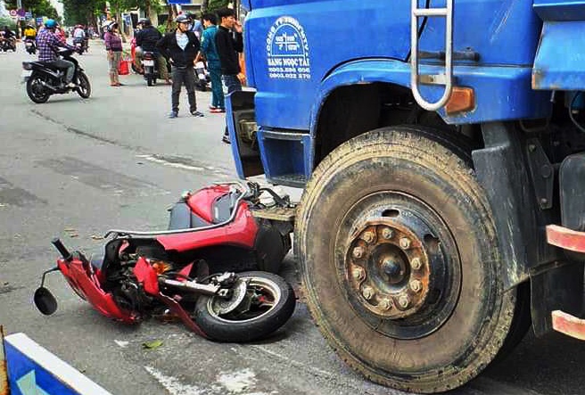 Dua com den benh vien cho me, mot phu nu bi oto tai can chet hinh anh