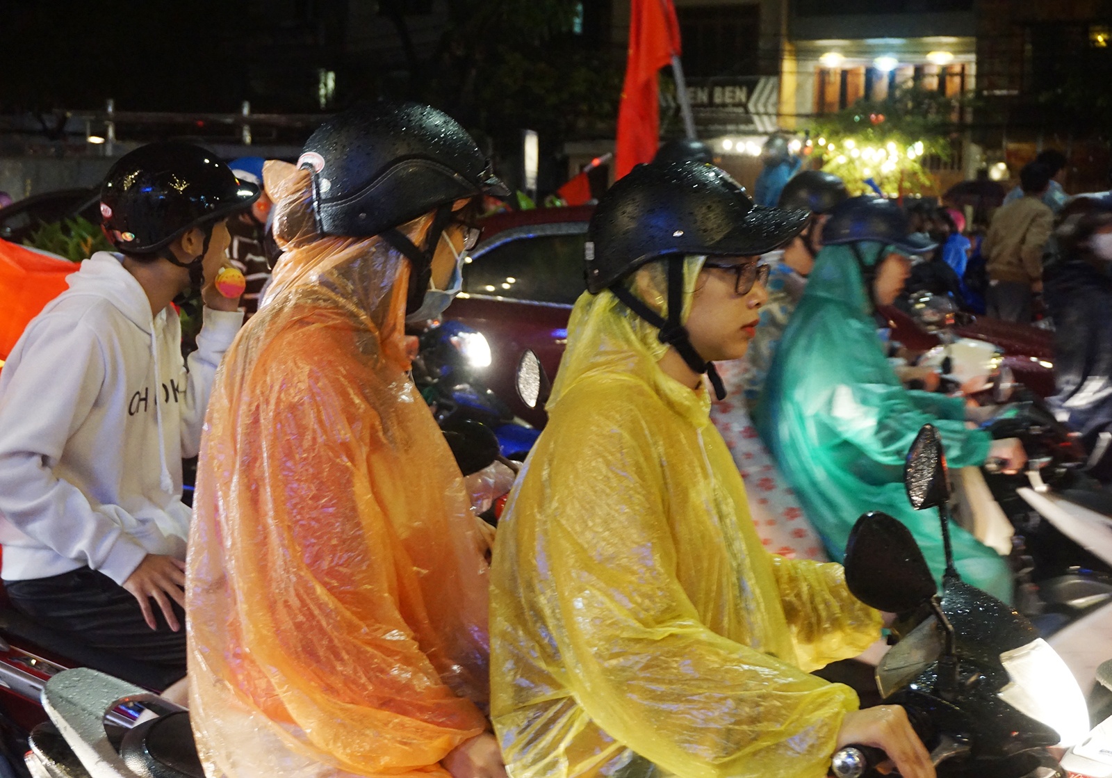 Nguoi Da Nang doi mua di 'bao', mung tuyen Viet Nam vo dich AFF Cup hinh anh