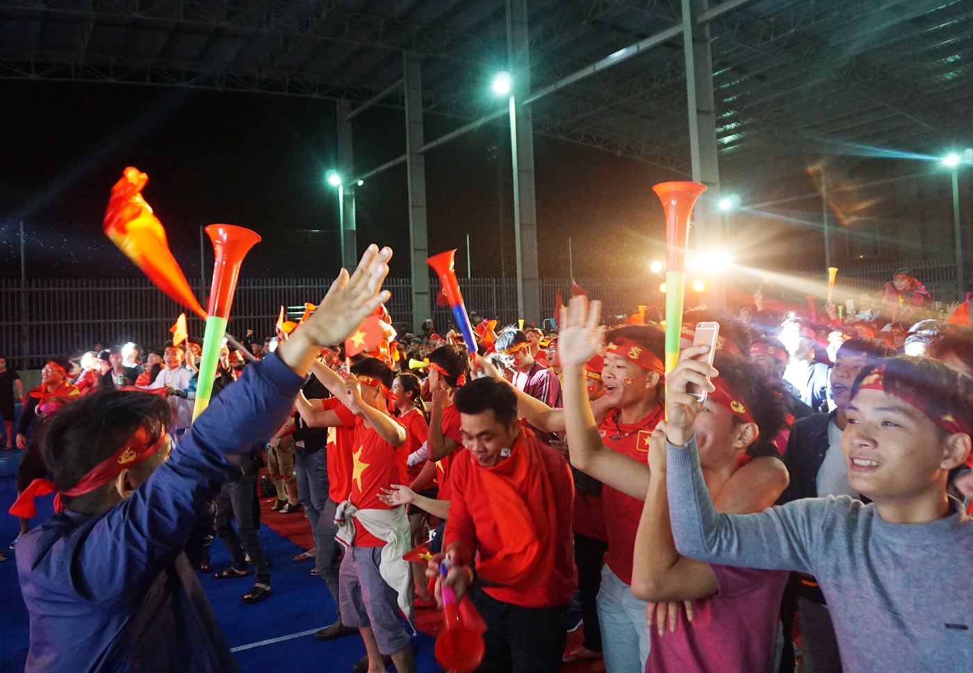 Nguoi Da Nang nhay mua mung ngoi vo dich AFF Cup cua tuyen Viet Nam hinh anh