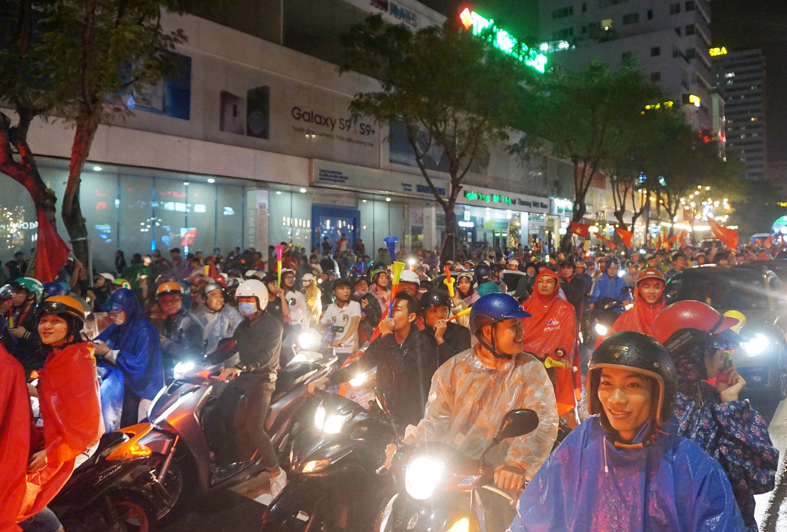 Da Nang ket cung nguoi xuong duong an mung hinh anh