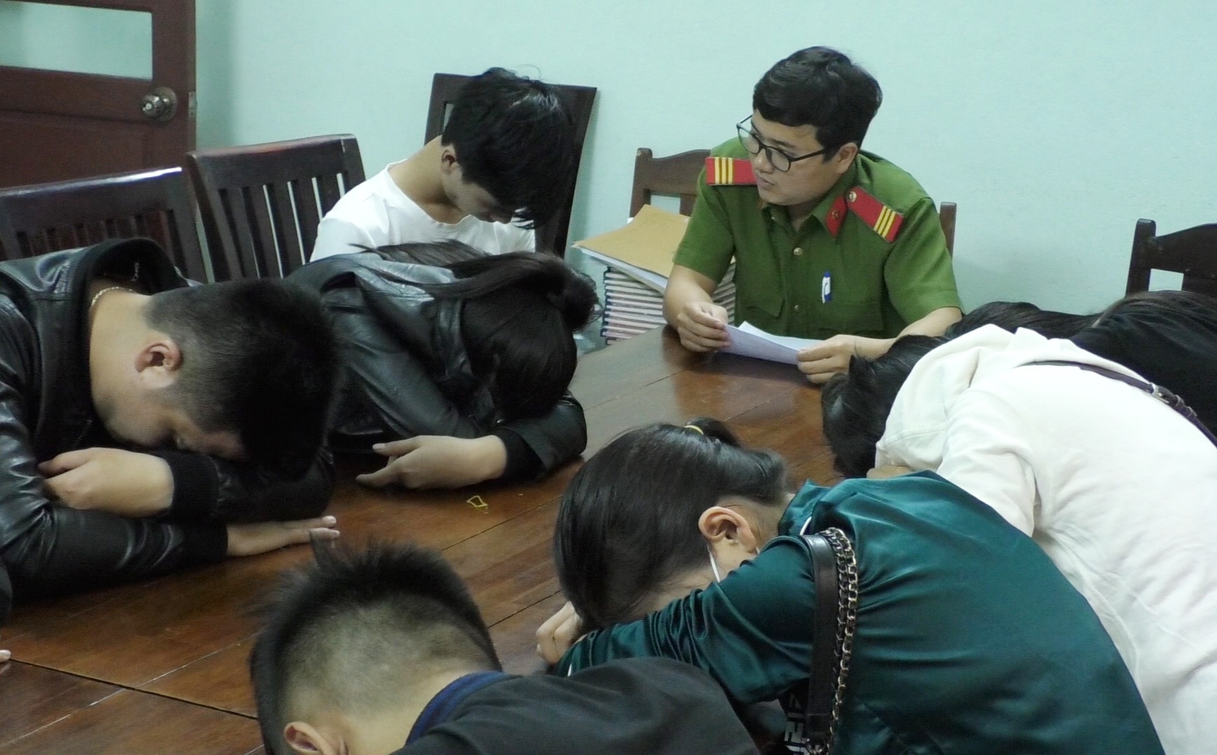 Nhom nam nu mo 'tiec ma tuy' mung Viet Nam vo dich AFF Cup hinh anh