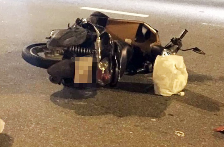 Xe may no lop, co gai doi mu bao hiem 'rom' tu vong hinh anh