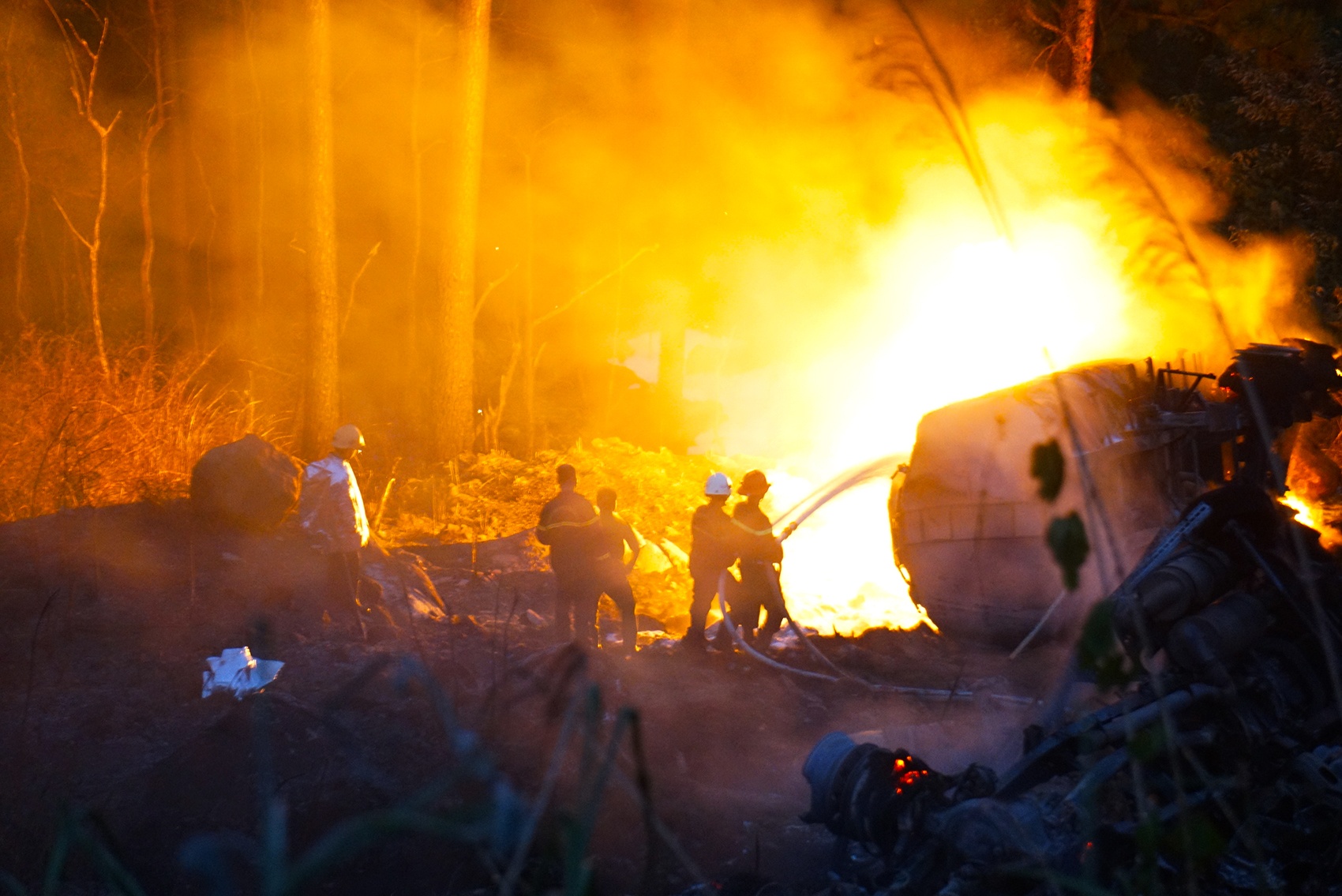 Tai xe tu vong khi xe bon cho xang phat no tai deo Hai Van hinh anh