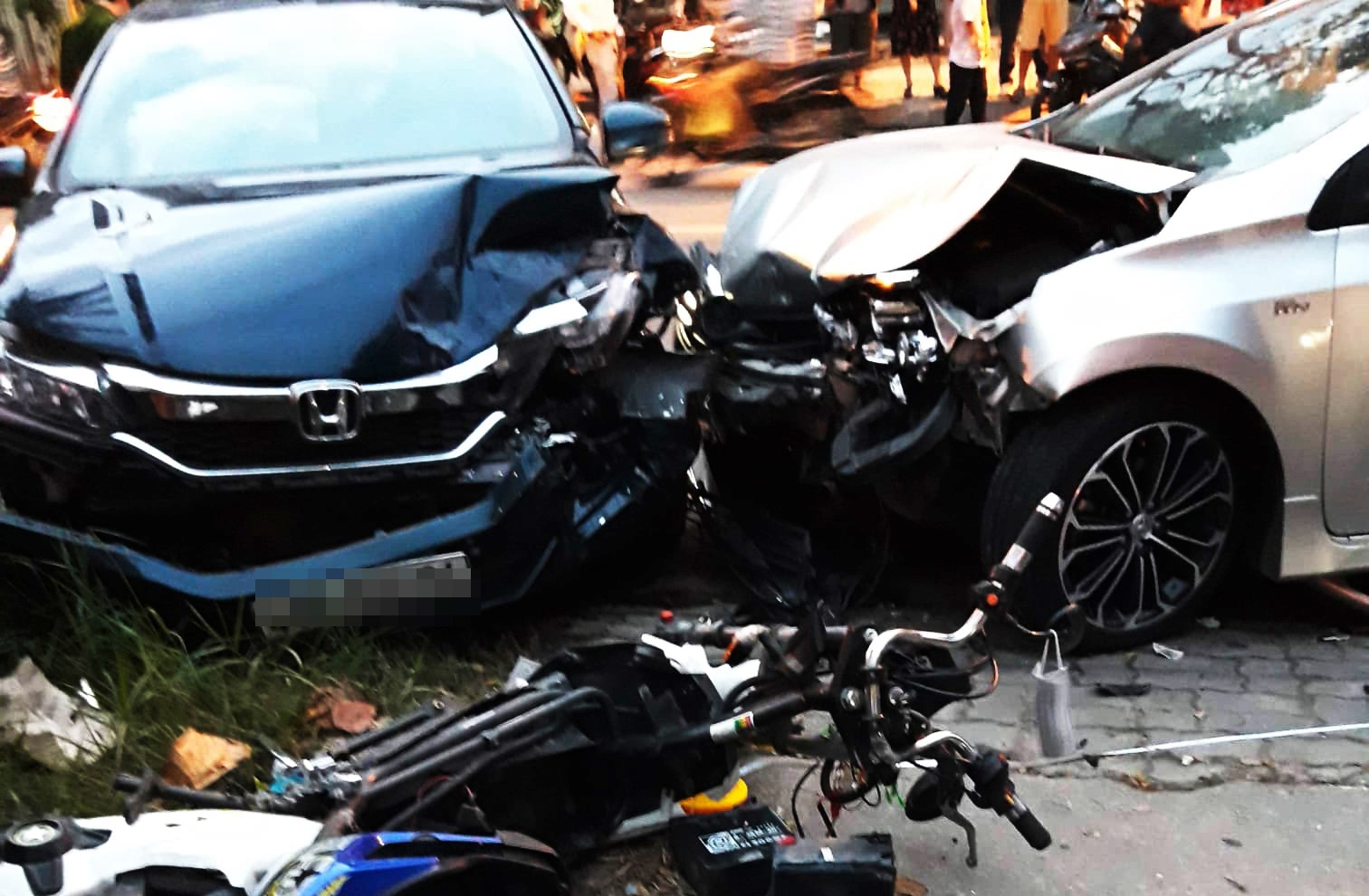 Oto huc vang nam sinh di xe dap dien o Da Nang hinh anh