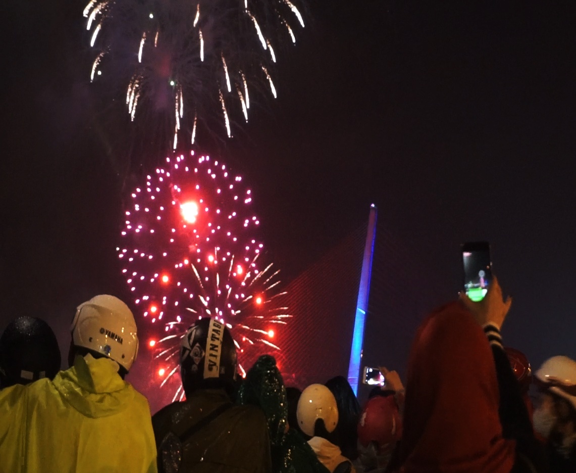 Nguoi Da Nang doi non bao hiem, mac ao mua xem phao hoa hinh anh