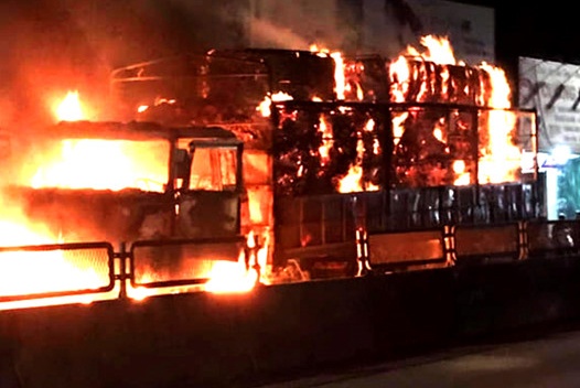 Oto tai boc chay ngun ngut trong dem, tai xe bung cua thoat than hinh anh