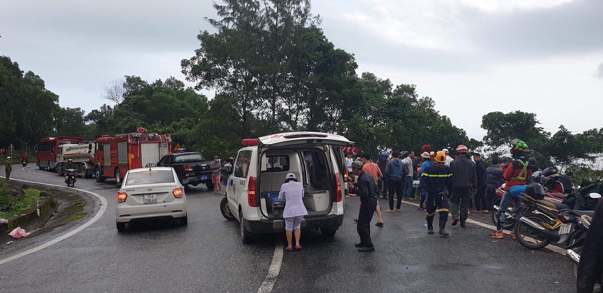 Xe khach lat deo hai van anh 2