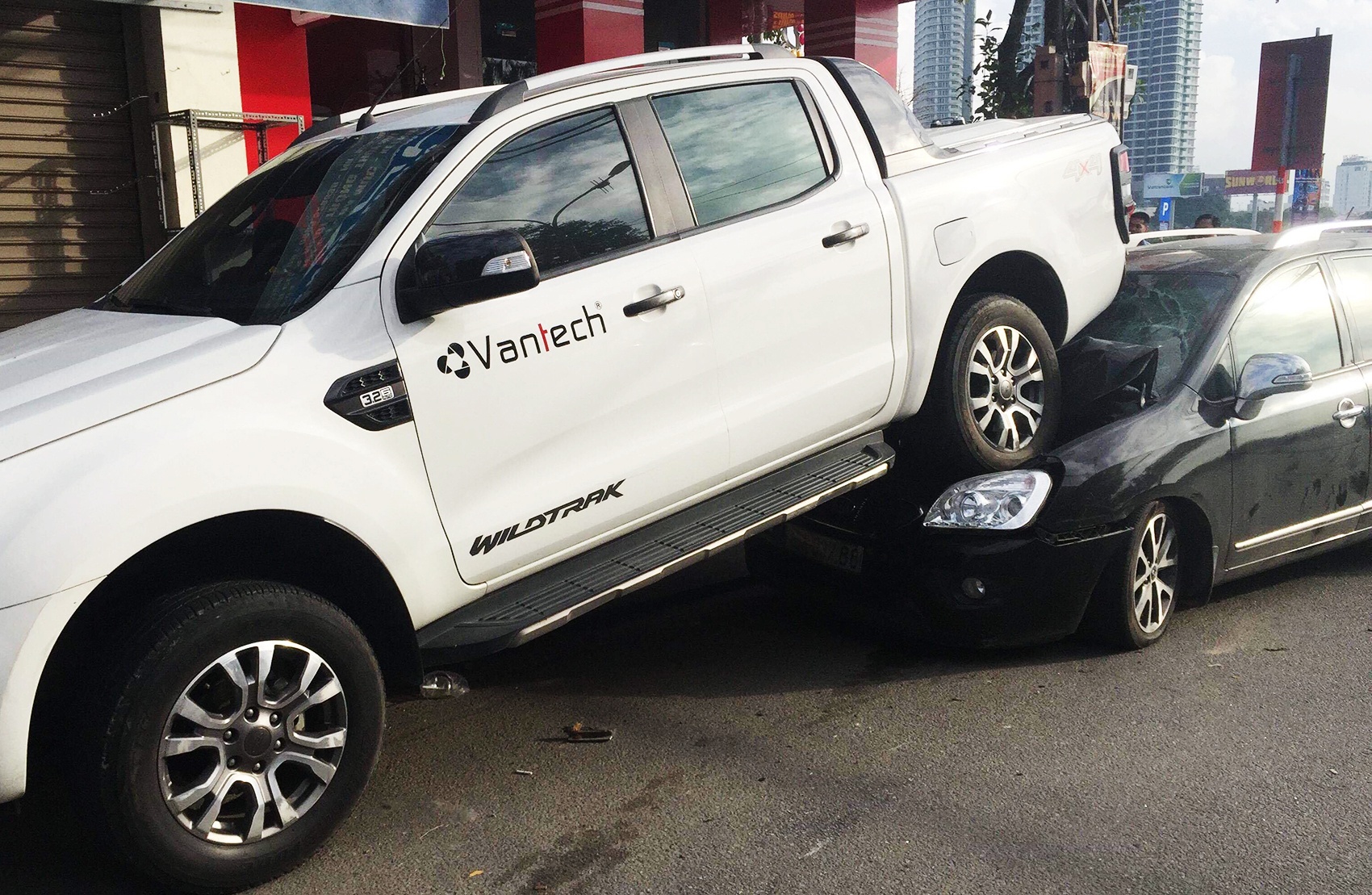 Xe hop chay lui tong lien tiep 2 xe may va oto hinh anh