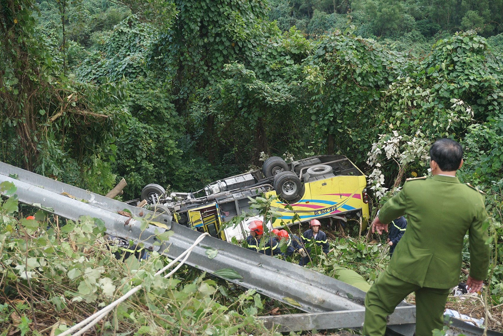 Xe khach lat deo hai van anh 4