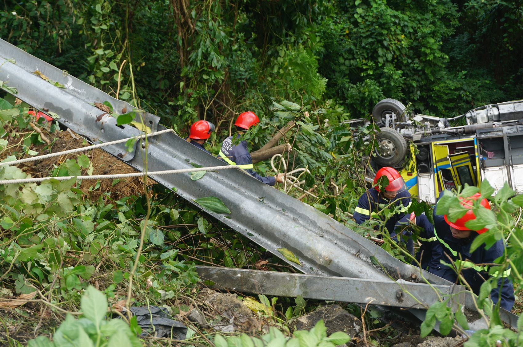 Xe khach lat deo hai van anh 5