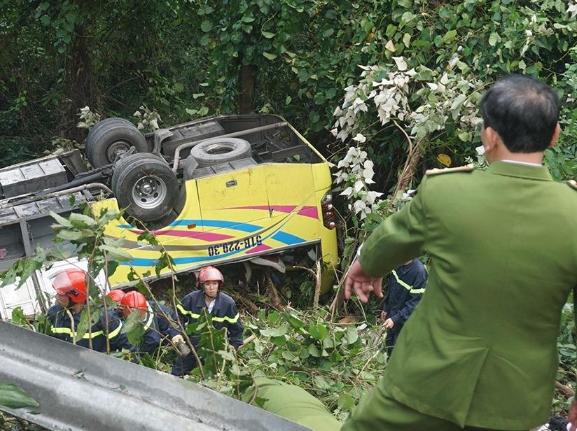 Hien truong vu lat xe cho sinh vien thuc tap tren deo Hai Van hinh anh