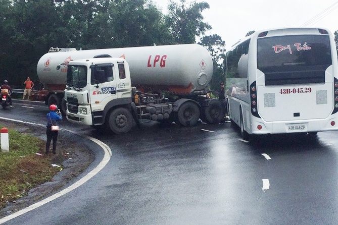 Oto khach va xe bon tong nhau tren deo Hai Van, giao thong ach tac hinh anh