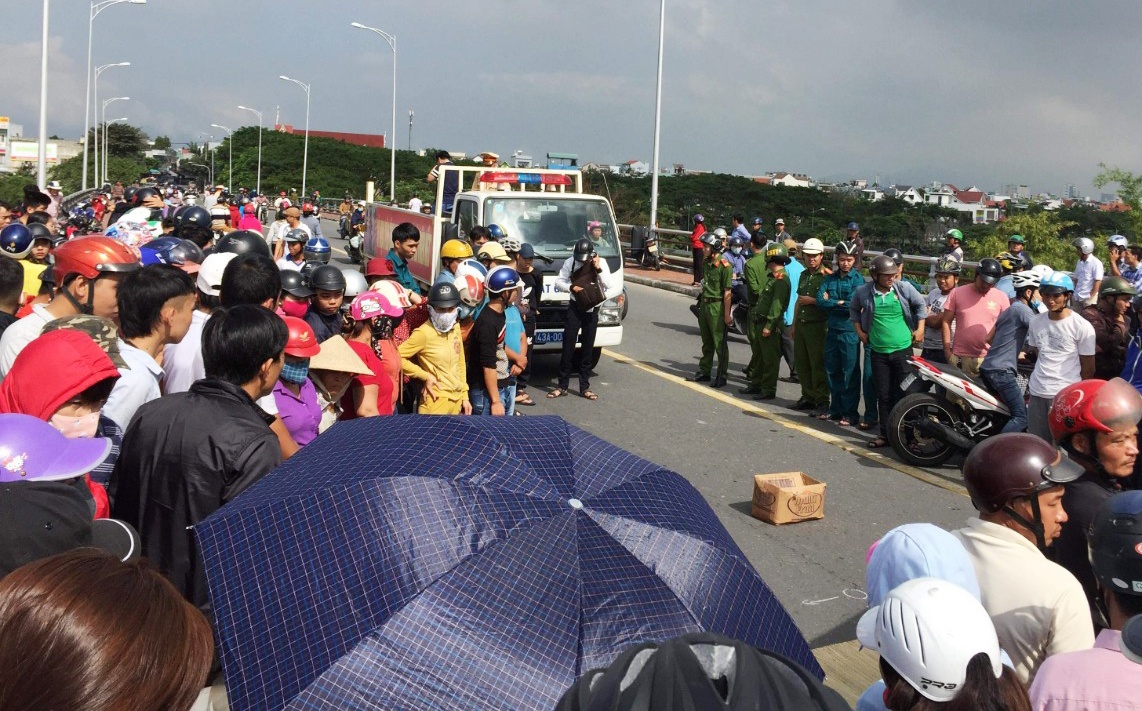 Nu sinh 18 tuoi bi xe tai can chet khi tren duong di hoc ve hinh anh