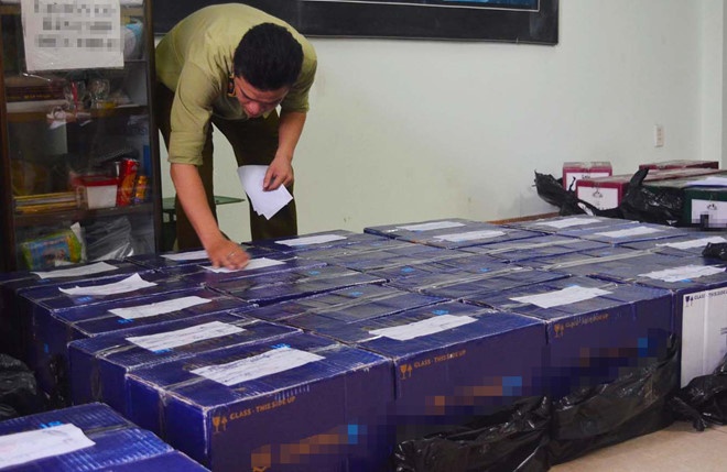 Bat xe tai cho hang tram chai ruou ngoai nhap lau hinh anh