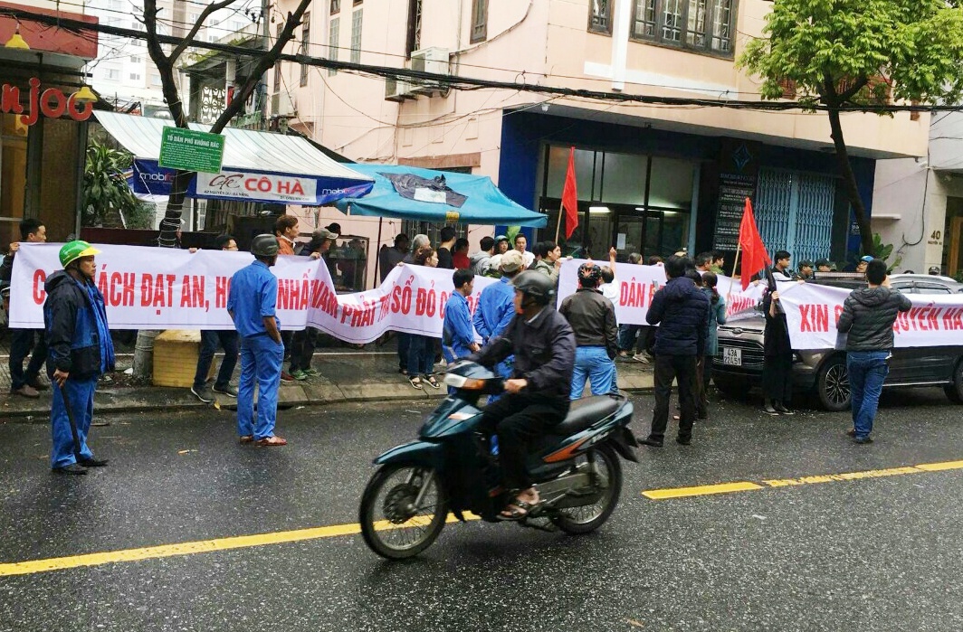 Hàng nghịn người dân đòi sổ đỏ ảnh 1 Hang nghin nguoi dan doi so do anh 1