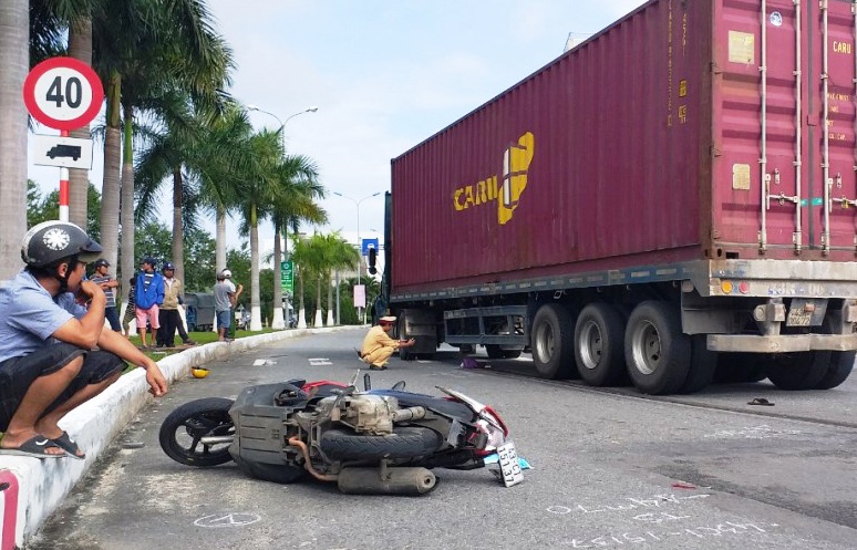 Hai me con thoat chet khi bi 'hung than' container keo le hinh anh